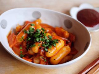 13、【韩剧美食做起来】の辣炒年糕,装盘,撒上香葱碎和芝麻,开动吧~