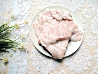 2、日式烤松板肉,松板肉洗干净多余的肥肉切掉