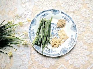 3、日式烤松板肉,将所有配料切好，葱切段