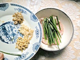 4、日式烤松板肉,切好配料放入松板肉里