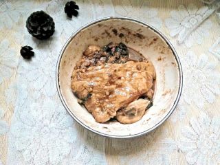 5、日式烤松板肉,下入调味料腌制一个晚上