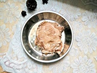 6、日式烤松板肉,腌制好后吧多余的姜蒜去除干净