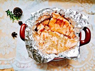 9、日式烤松板肉,松板肉平铺在锡纸上