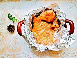 11、日式烤松板肉,反面再刷上油和蜂蜜烤到焦焦的颜色即可