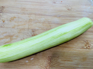 1、丝瓜炒鸡蛋,丝瓜去皮洗净