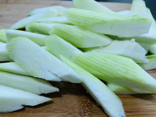 2、丝瓜炒鸡蛋,滚刀切块