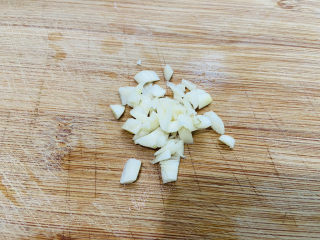 3、丝瓜炒鸡蛋,蒜末