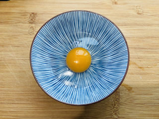 4、丝瓜炒鸡蛋,鸡蛋打入碗中