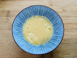 5、丝瓜炒鸡蛋,加入少许盐和白胡椒粉搅匀