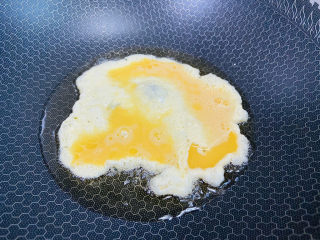 6、丝瓜炒鸡蛋,起油锅倒入鸡蛋液
