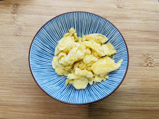 8、丝瓜炒鸡蛋,盛入碗中备用