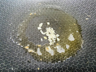 9、丝瓜炒鸡蛋,起油锅放入蒜末小火煸香