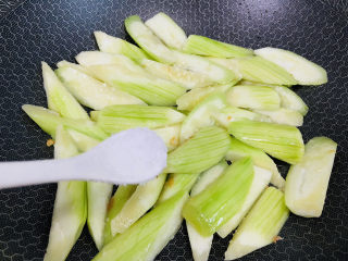 11、丝瓜炒鸡蛋,根据个人口味加入适量盐，翻炒均匀