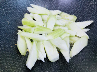 10、丝瓜炒鸡蛋,倒入丝瓜翻炒片刻