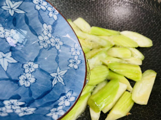 12、丝瓜炒鸡蛋,淋入少许热水