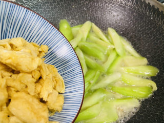 14、丝瓜炒鸡蛋,倒入炒熟的鸡蛋