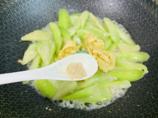 16、丝瓜炒鸡蛋,加入适量白胡椒粉