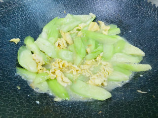 17、丝瓜炒鸡蛋,翻炒均匀即可