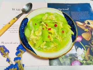 18、丝瓜炒鸡蛋,丝瓜炒鸡蛋，色彩清丽口味鲜美