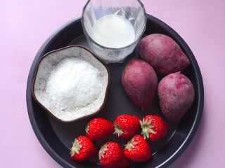 1、紫薯草莓球,准备好所需食材。