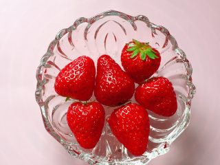 5、紫薯草莓球,将草莓放入清水中,加入少许盐浸泡10分钟。