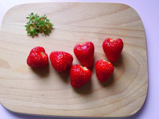 6、紫薯草莓球,然后去蒂洗净,用厨房纸擦干水分备用。