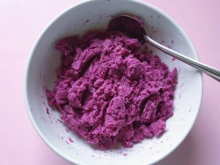7、紫薯草莓球,蒸熟的紫薯趁热用勺子压成泥