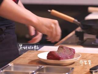1、日式厚烧玉子&嫩煎小牛里脊,用黑胡椒粉将牛里脊裹满