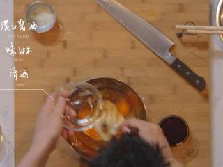 8、日式厚烧玉子&嫩煎小牛里脊,磨山药汁，倒入鸡蛋盆中，再倒入淡口酱油、味淋、清酒混合物