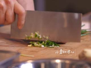 12、日式厚烧玉子&嫩煎小牛里脊,将姜、小葱去水，小葱切末，姜磨末
