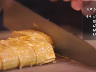 13、日式厚烧玉子&嫩煎小牛里脊,取出厚烧玉子，切块，樱花、鲜花摆盘装饰