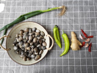 1、辣炒花蛤,准备食材。