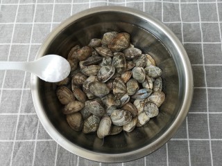 2、辣炒花蛤,花蛤放在水中加适量的盐浸泡1小时吐沙洗净。
