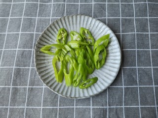 3、辣炒花蛤,青椒洗净切丝。