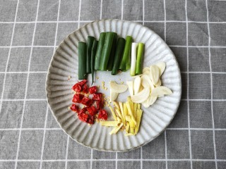 4、辣炒花蛤,小葱，干辣椒切段，蒜切片，姜切丝备用。