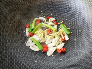 5、辣炒花蛤,锅中适量油烧热下葱姜蒜干辣椒爆香。