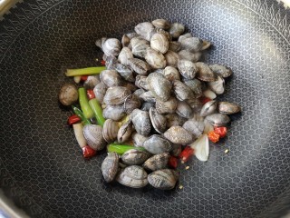 6、辣炒花蛤,倒入洗净的花蛤大火翻炒。