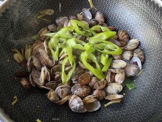 8、辣炒花蛤,放入青椒丝翻炒断生。