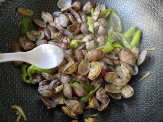 9、辣炒花蛤,出锅前加一丢丢白糖翻炒均匀提鲜。