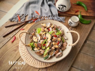 10、辣炒花蛤,出锅装盘。