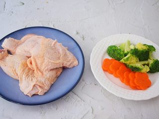 2、照烧鸡腿饭,鸡腿去骨洗净，西兰花掰成小朵洗净，胡萝卜去皮用模具印出花形备用