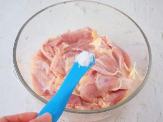 4、照烧鸡腿饭,加入盐