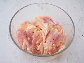 8、照烧鸡腿饭,抓匀腌制10分钟