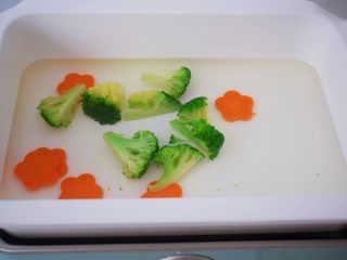 10、照烧鸡腿饭,锅中烧开水，加入少许盐和食用油，再放入胡萝卜和西兰花焯水一分钟后