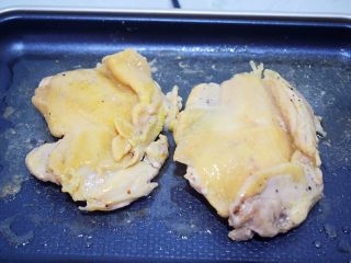 13、照烧鸡腿饭,再翻面继续煎至表面微黄