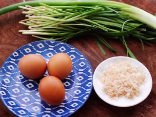 1、薄皮韭菜鸡蛋包,首先备齐所有的食材。