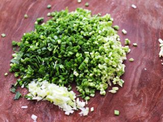 2、薄皮韭菜鸡蛋包,葱切成末，韭菜摘洗干净后，用刀切成碎末。