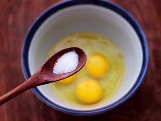 3、薄皮韭菜鸡蛋包,鸡蛋打散在碗里，根据个人口味加入适量的盐调味。
