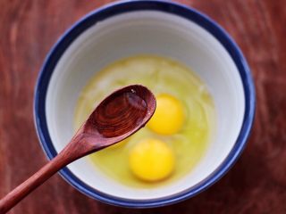 4、薄皮韭菜鸡蛋包,再加入料酒，这样炒出来的鸡蛋蓬松柔软口感好，然后把鸡蛋液搅拌均匀。