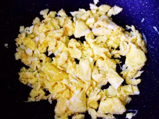 5、薄皮韭菜鸡蛋包,锅烧热后，倒入花生油烧至六成热时，把搅拌好的鸡蛋液，倒入锅中炒熟后关火。